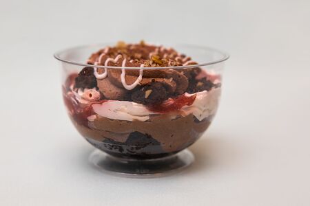 Десерт Трайфл шоколадный с вишней