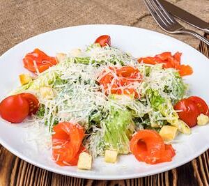 Салат Цезарь с семгой