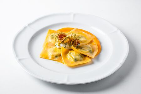 Равиоли с рикоттой и шпинатом с тыквенным соусом