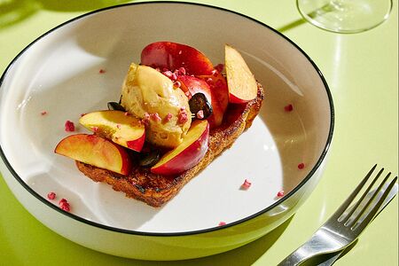 Французский тост с ганашем из карамельного шоколада и нектаринами