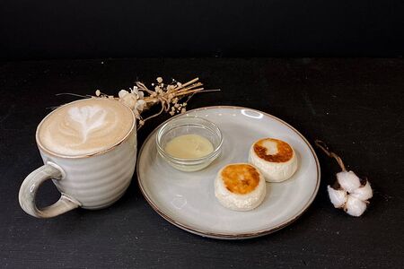 Завтрак с сырниками и кофе