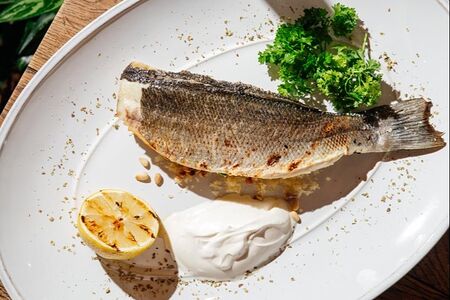 Сибас на гриле с соте из шпината