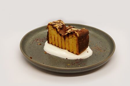 Оливковый кекс с цедрой апельсина и греческим йогуртом