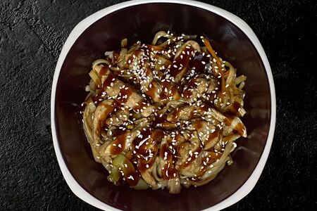 Лапша удон с курицей и овощами в сладко-остром соусе