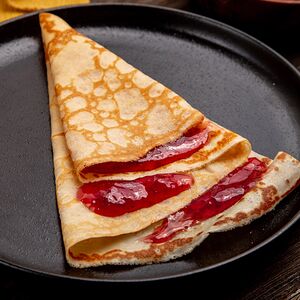 Блин с клубничным джемом