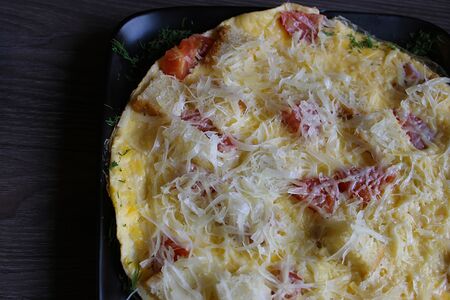 Омлет с томатами и сыром