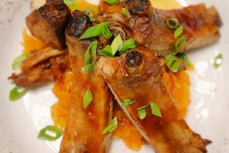 Свиные ребра с тушенной капустой