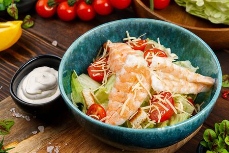 Салат Цезарь с тигровыми креветками