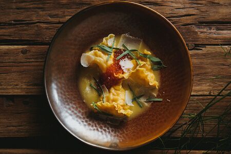 Равиоли с крабом, щучьей икрой, сыром страчателла и тархуном