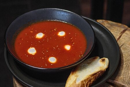 Томатный суп с моцареллой и брускеттой