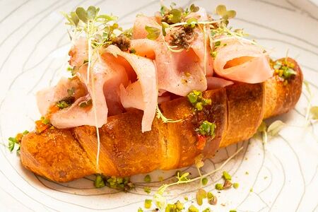 Круассан с камамбером, трюфелем и ветчиной