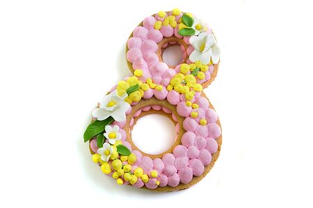 Медовик в форме цифры 8 для нее