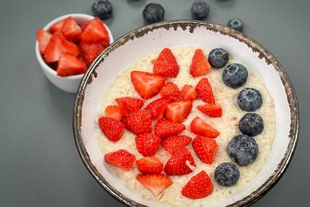 Овсяная каша с ягодами