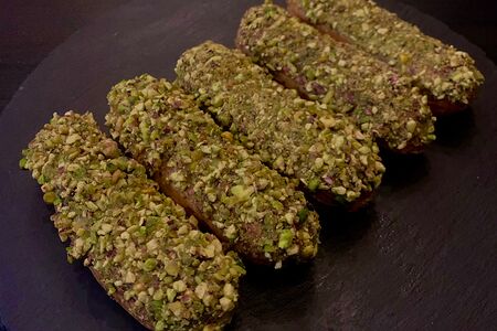 Эклер фисташковый