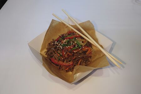 Лапша гречневая Соба с овощами и говядиной