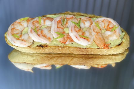 Брускетта с креветками и гуакамоле