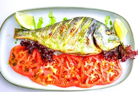 Дорадо со свежими томатами