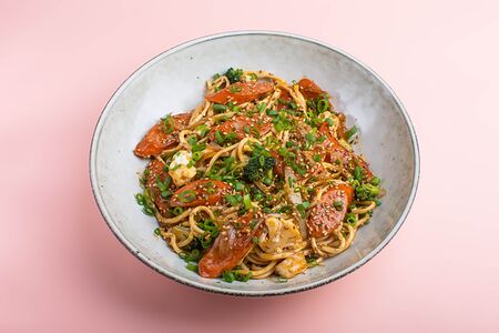 Вок лапша с чоризо и азиатским BBQ