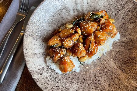 Островатый цыпленок Кунг Пао с рисом