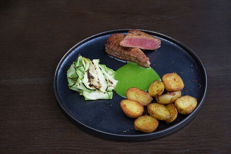 Тунец на гриле с запеченным картофелем и кабачками