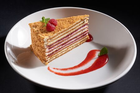 Медовик с малиной