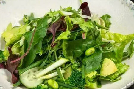 Большой зеленый салат