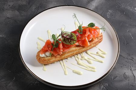 Эклер с форелью слабой соли и сливочным хреном