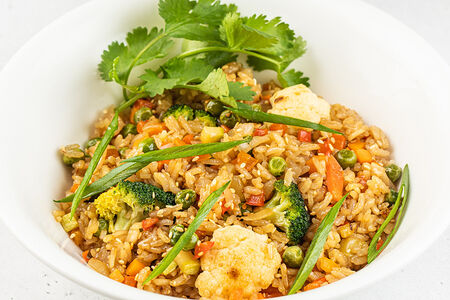 Рис в азиатском стиле с брокколи, цветной капустой, сладким перцем и зелёным горошком