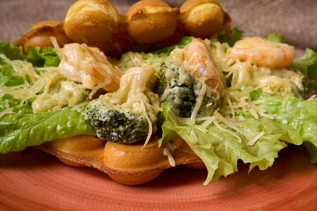 Гонконгская вафля с креветками и брокколи