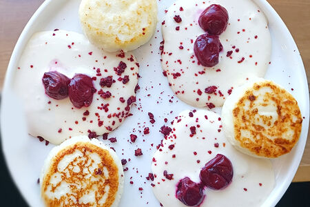 Сырники с вишней и домашней ряженкой