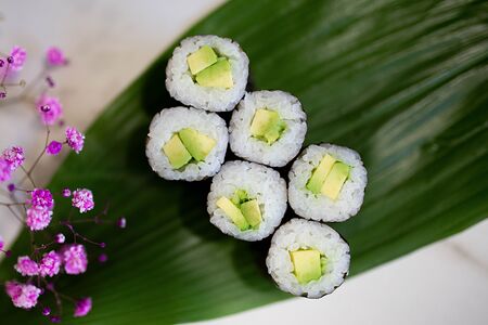 Ролл с авокадо