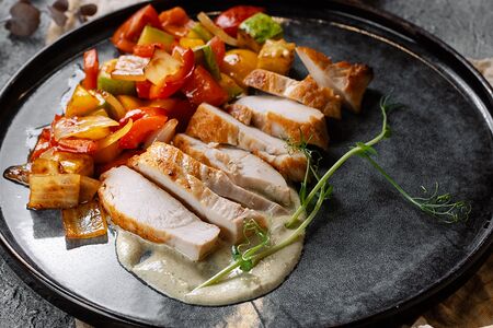 Куриная грудка с овощным сотэ и сливочным песто