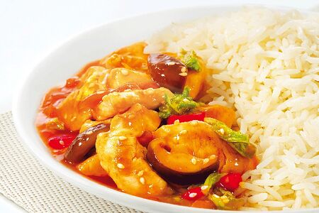 Курица в кисло-сладком соусе с рисом и кунжутом