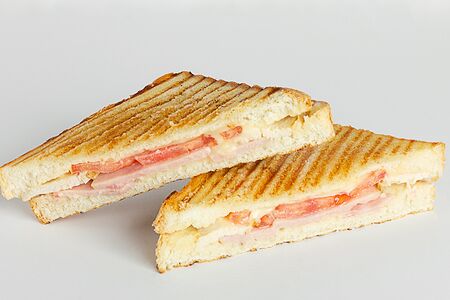 Горячий сэндвич с курицей, ветчиной и сливочным сыром