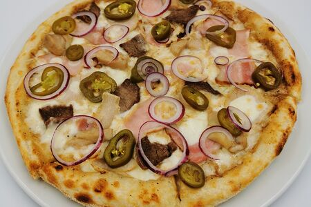 Пицца с мясным ассорти и маринованным халапеньо