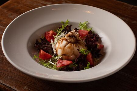 Буррата с листьями салатов