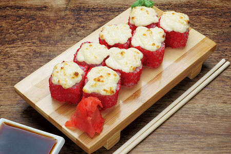 Запеченный ролл с лососем