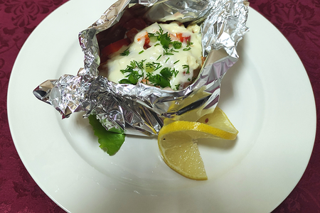 Лосось (кета), запеченный с овощами в фольге
