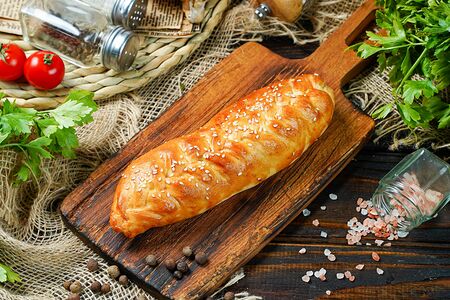 Печёный пирожок с курицей и сыром