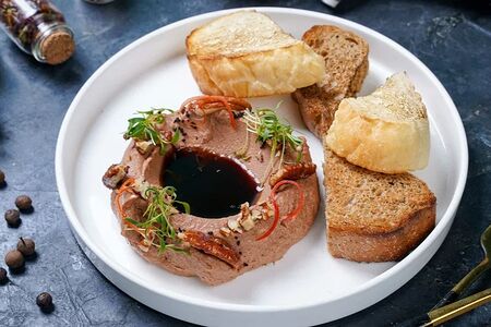 Патте из печени цыпленка с каштановым медом и орехам пекан