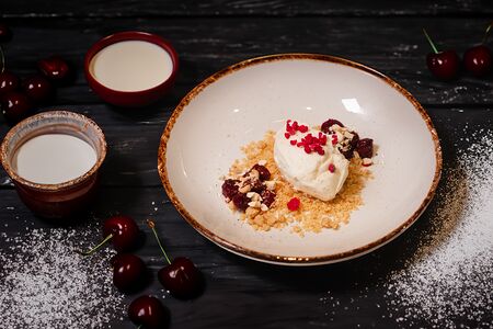 Соленый сырный крем с пряной вишней и крамблом