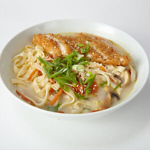 Лапша в бульоне с курицей том кха