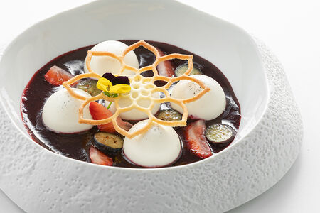 Панна котта с соусом из красных ягод