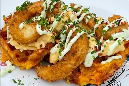 Бататные вафли с криспи креветками