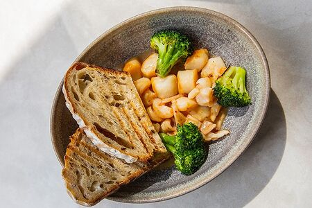 Соте из гребешков, креветок и кальмаров с домашним хлебом