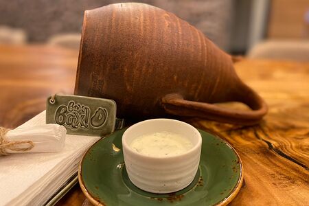 Сметана с чесноком и зеленью