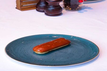 Эклер карамельный