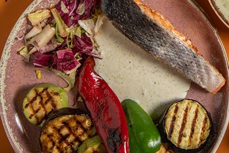 Лосось на гриле с овощами