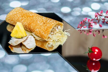 Блин с курицей и ананасом