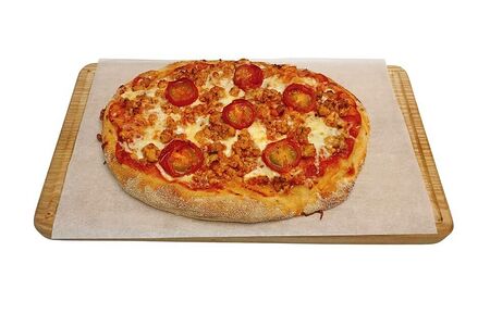 Пицца болоньезе с индейкой, томатным соусом и сыром моцарелла